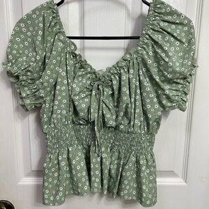 cute cropped flowy top, green with daisy pattern, puff-like sleeves